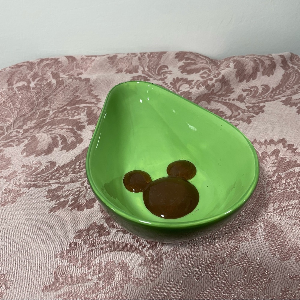 🚫🚫SOLD🚫🚫 Rare Disney Store Exclusive Mickey Mouse Avocado Shaped Bowl